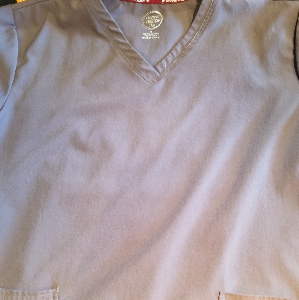 Scrub top size medium